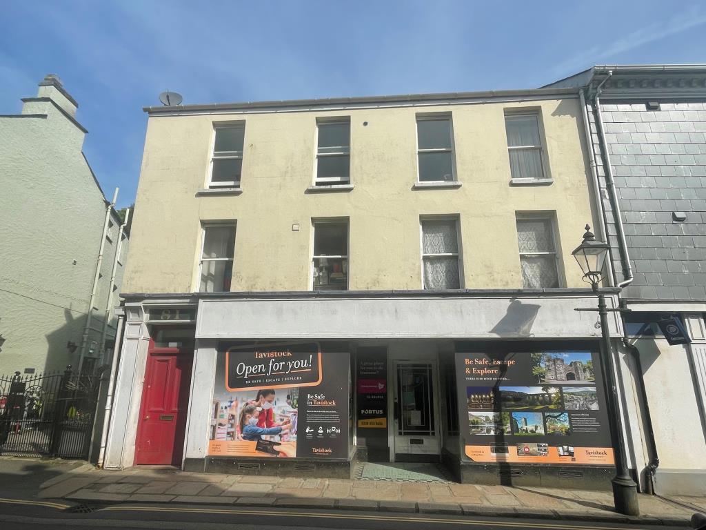 Lot: 64 - RETAIL UNIT IN TOWN CENTRE LOCATION - Front fa?ade of property